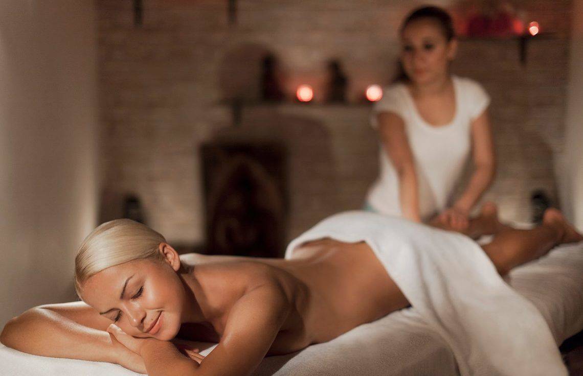 Frau genießt eine Massage im Spa des Selectum Colours Bodrum Hotels