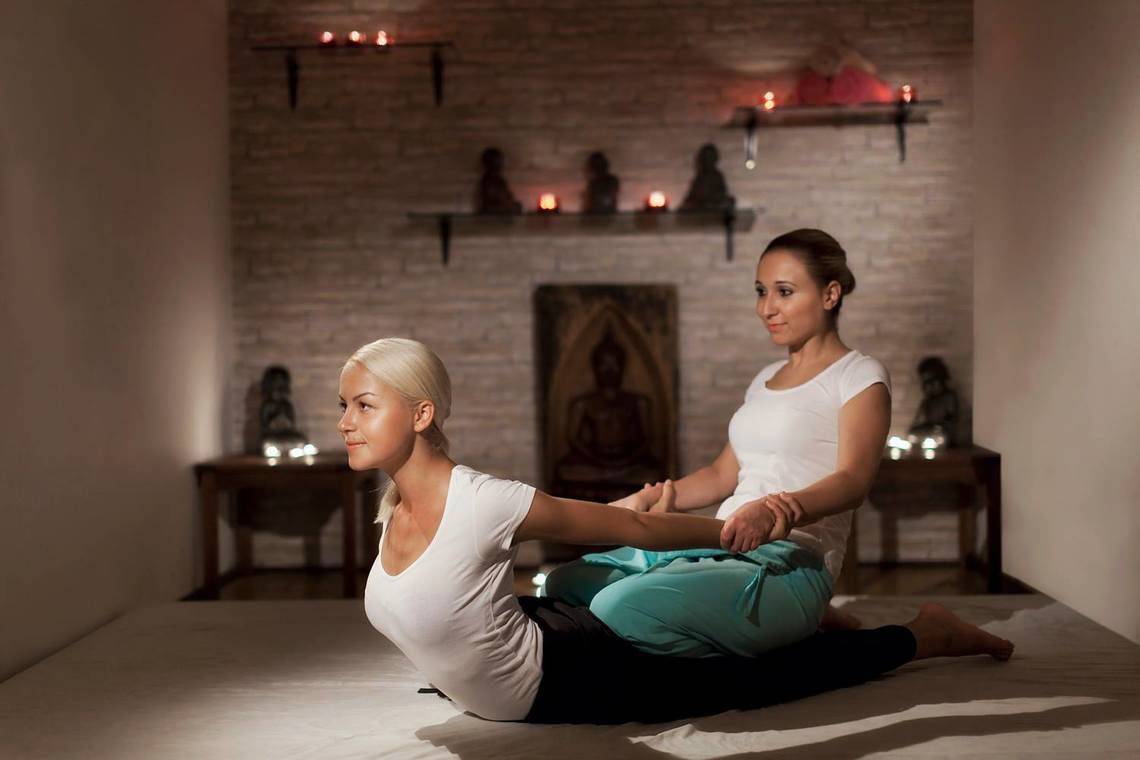 Zwei Frauen praktizieren Yoga im Hotel Selectum Colours Bodrum