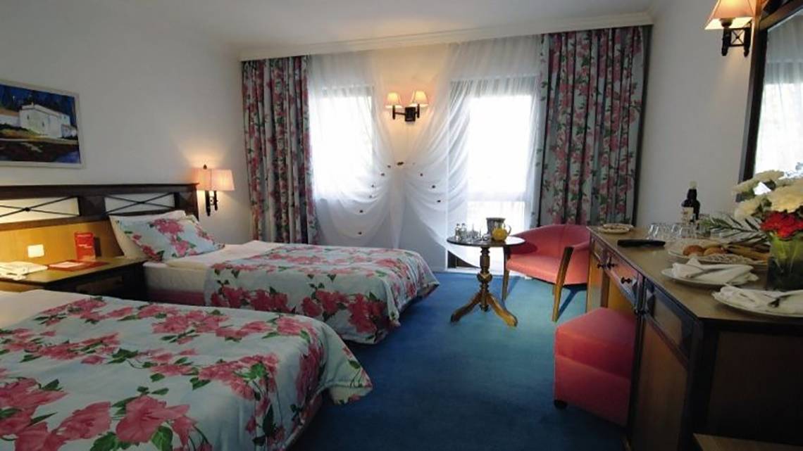 Zwei Blumenbetten im Hotelzimmer von Selectum Colours Bodrum mit Blick auf die Straße.