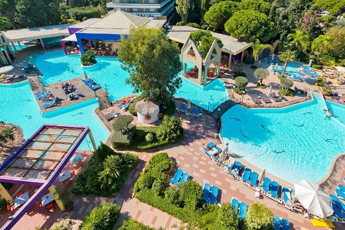 Luftaufnahme des Dionysos Hotels mit Außenbereich und Pool.