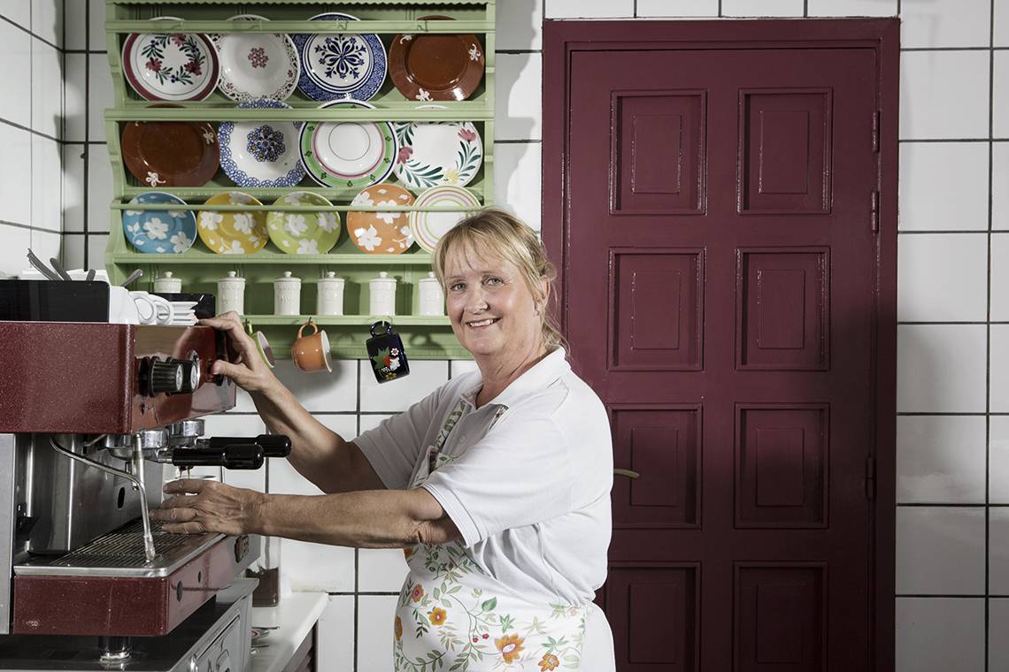 Frau, die eine Kaffeemaschine bedient, im Dionysos Hotel