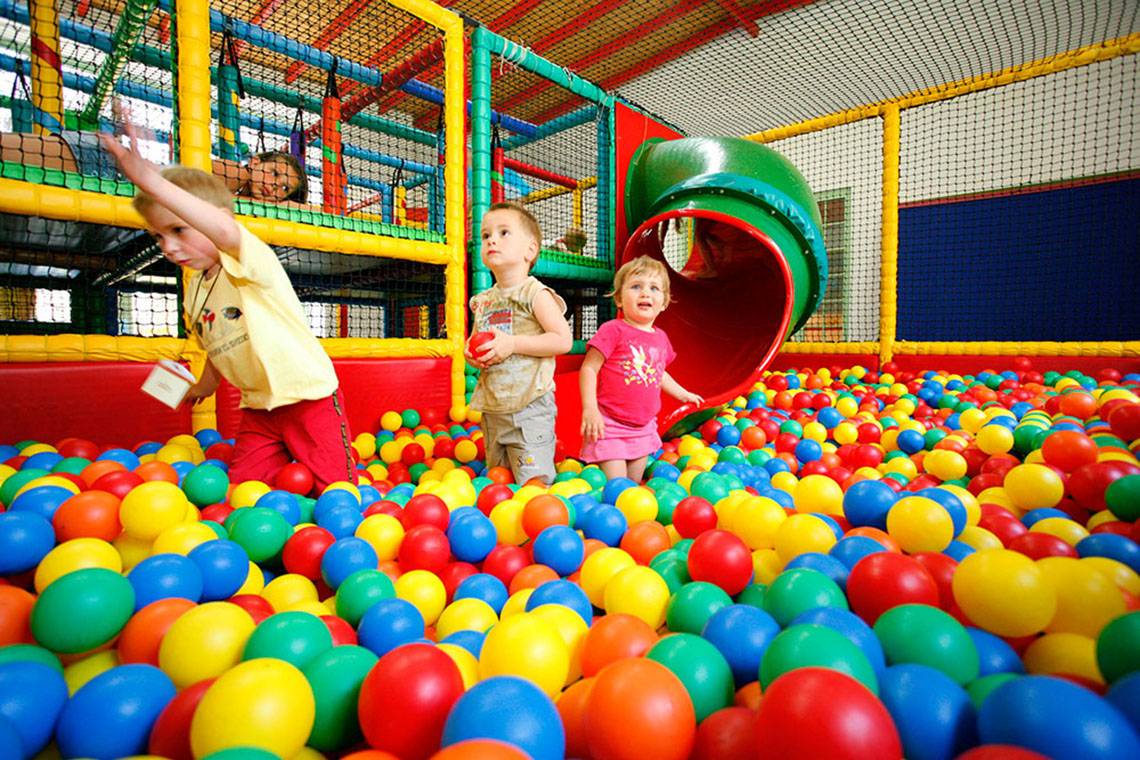 Kinder spielen in einem bunten Ballpool im Marti Myra Hotel.