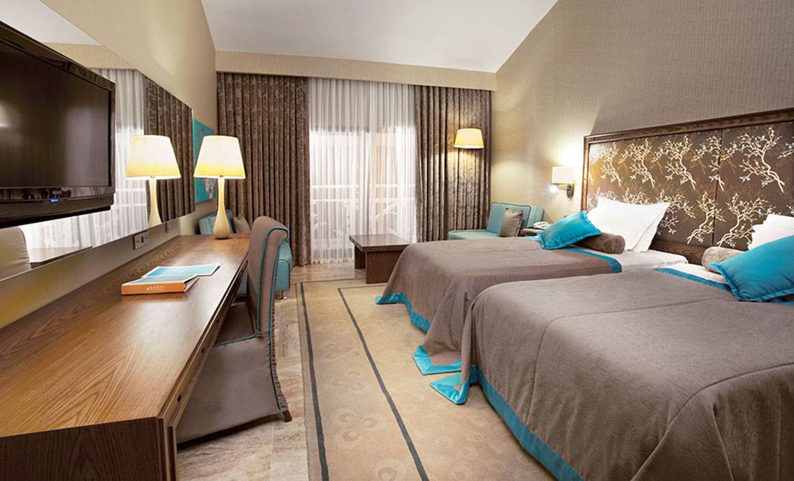 Doppelzimmer im Marti Myra Hotel mit zwei Betten, Schreibtisch und Fernseher