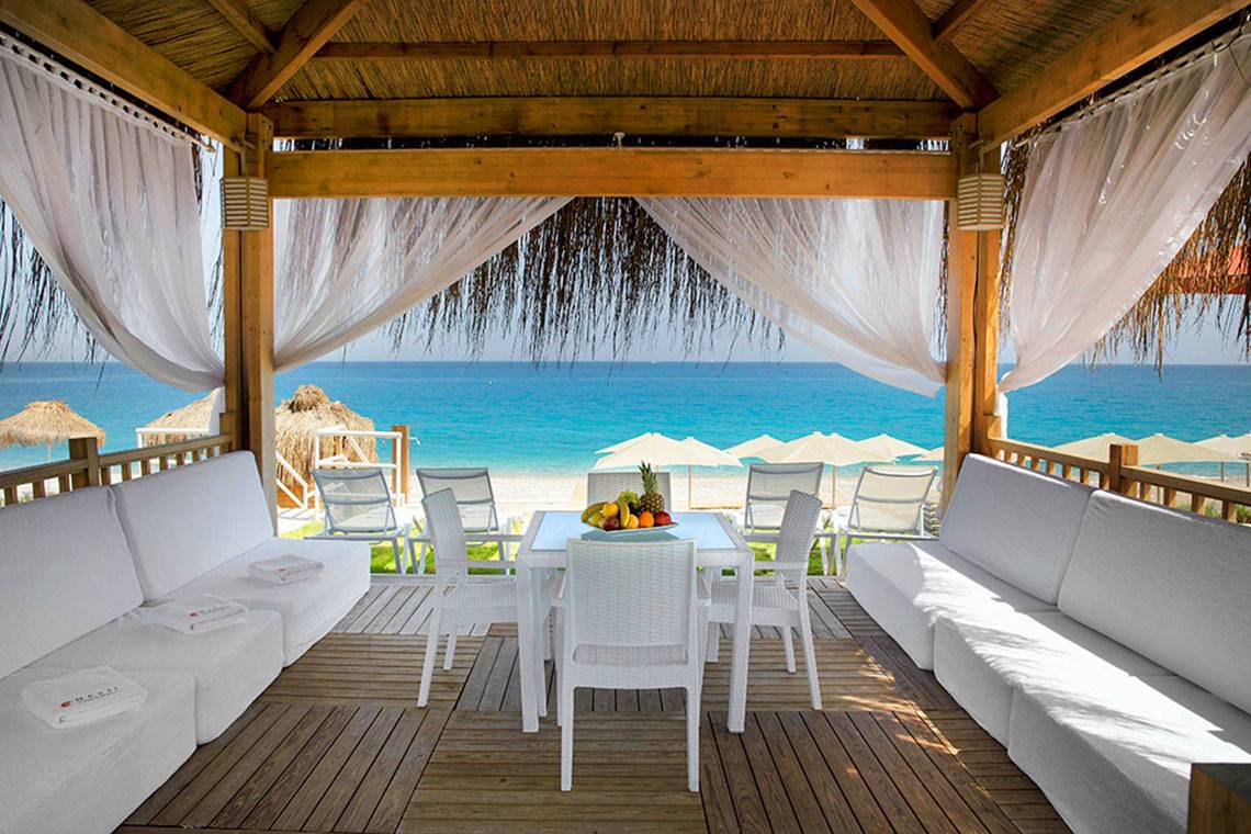 Terrasse des Marti Myra Hotels mit Blick auf das Meer und weiße Möbeln.