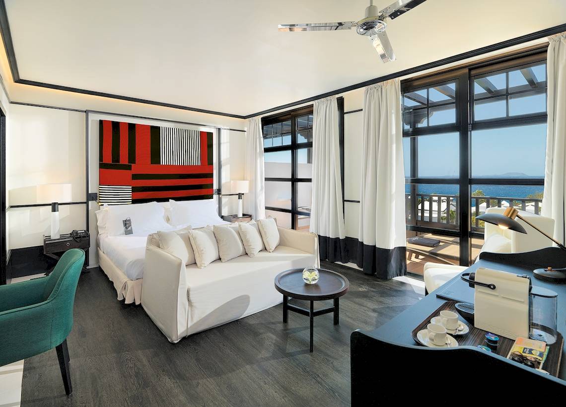 Innenansicht der Luxus-Suite im H10 Rubicon Palace mit Blick auf das Meer.