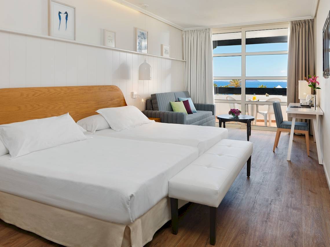 Doppelzimmer im H10 Rubicon Palace mit Meerblick, zwei Betten, Wohnzimmer und Balkon