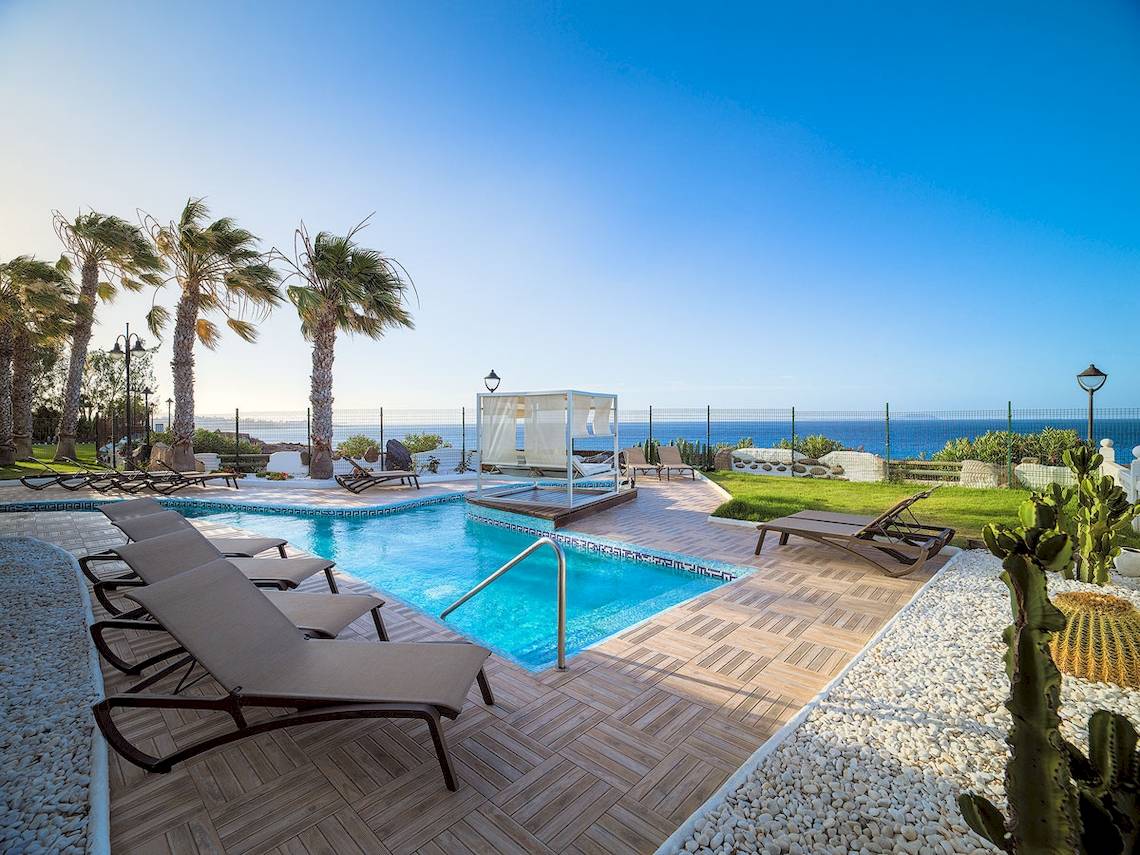 Außenpool des H10 Rubicon Palace mit Blick auf das Meer.