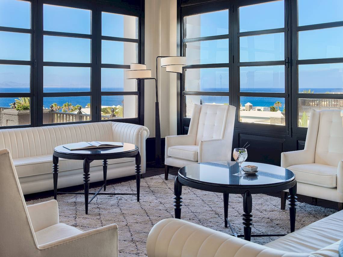 Wohnzimmer des H10 Rubicon Palace mit Blick auf das Meer.