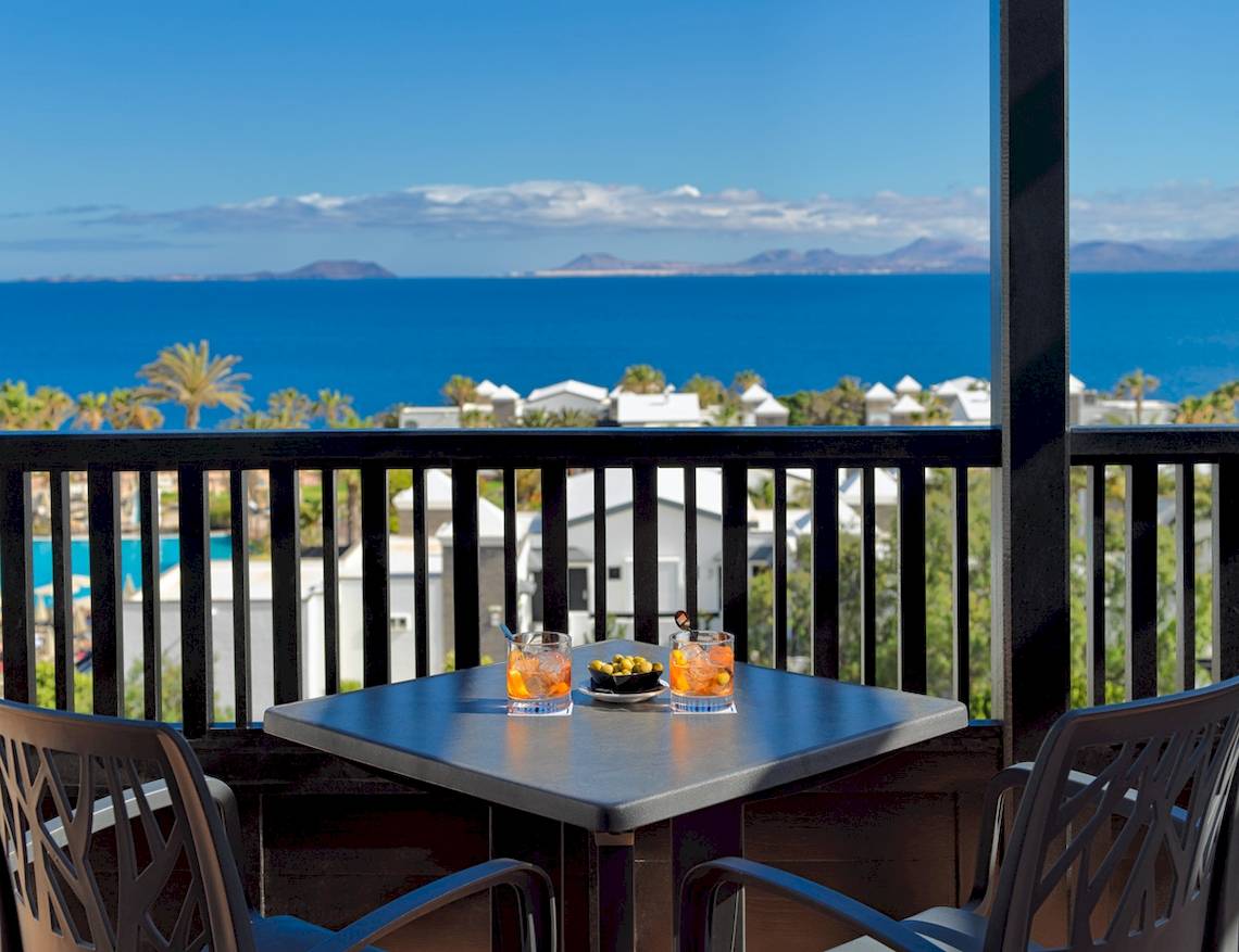 Terrasse des H10 Rubicon Palace mit Blick auf das Meer und die Berge.