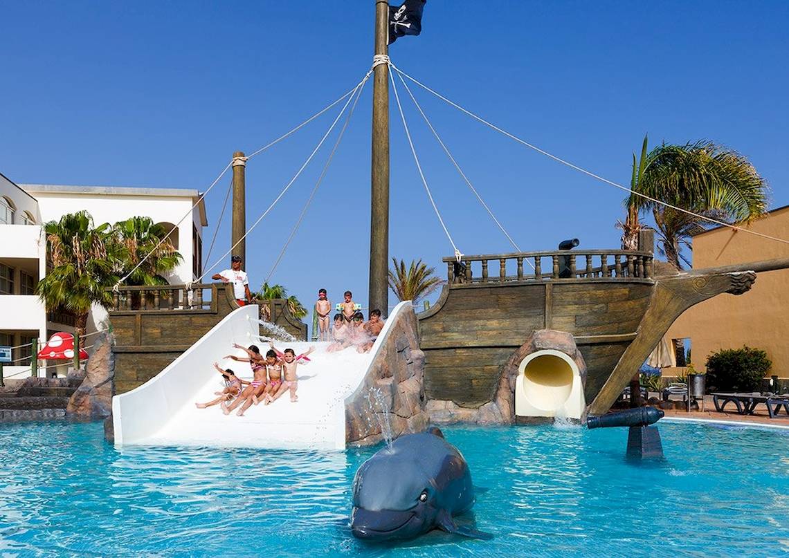 Kinder rutschen auf einer Wasserrutsche in einem Piratenthema-Pool des H10 Rubicon Palace