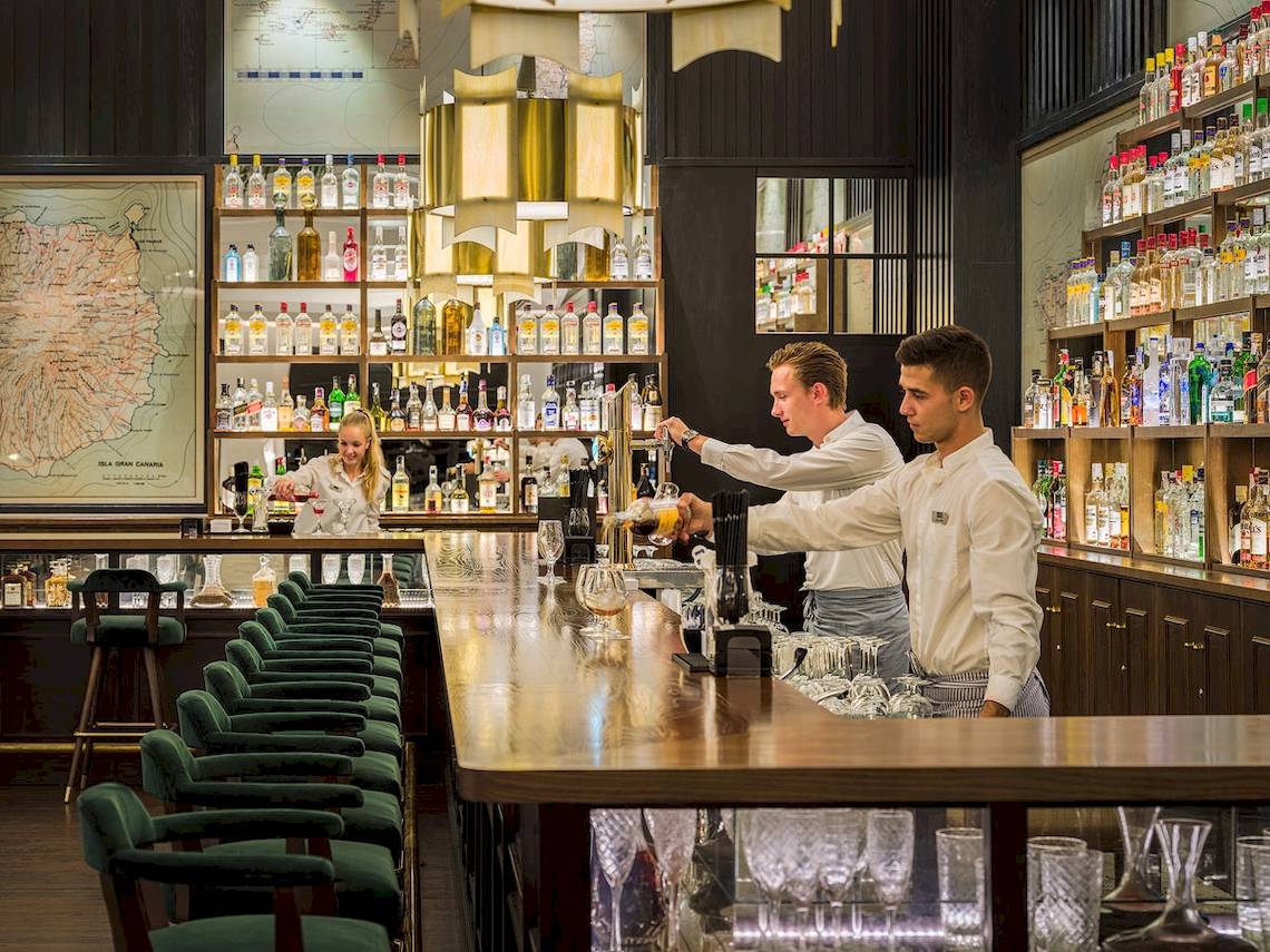 Barkeeper im H10 Rubicon Palace Hotel arbeiten an der Theke