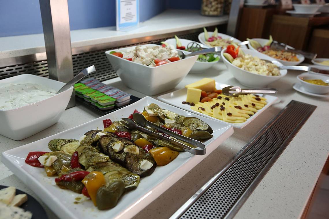 Frühstücksbuffet im Minos Mare Royal Hotel mit verschiedenen Gerichten.