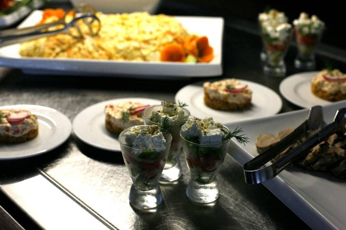 Buffetplatter im Minos Mare Royal Hotel mit verschiedenen Vorspeisen und Salaten.