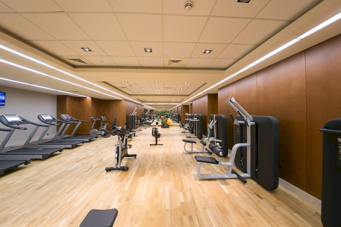 Fitnessstudio im Grand Millennium Muscat mit Cardiogeräten und Krafttrainingsgeräten.