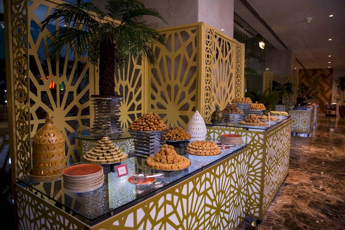 Buffet-Tisch im Grand Millennium Muscat mit verschiedenen süßen Gerichten.