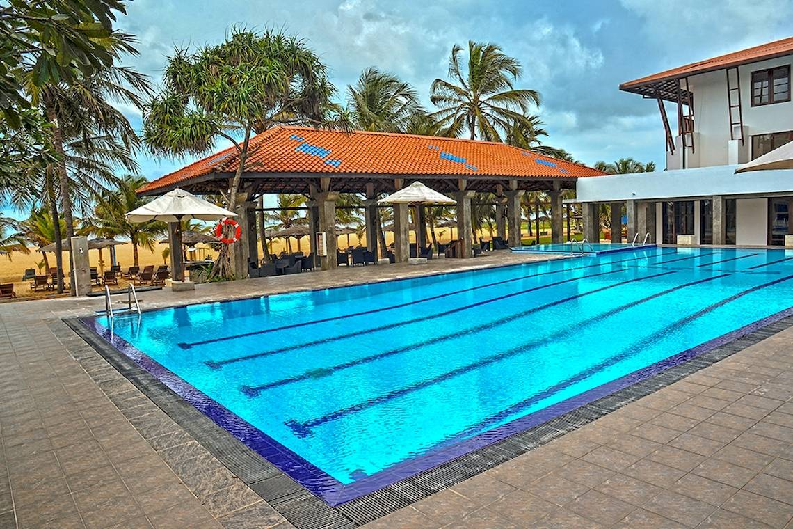 Außenpool des Goldi Sands Hotels mit Blick auf das Meer und Palmen