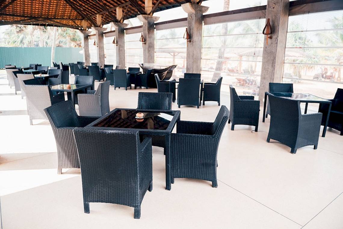 Foto von Goldi Sands Hotel, Loungebereich mit vielen Tischen und Stühlen.