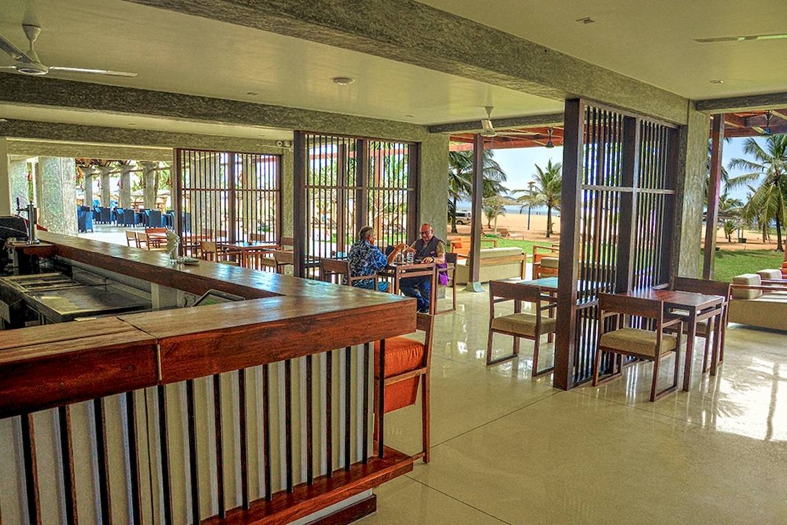 Innenbereich der Goldi Sands Hotel Terrassen Bar mit Blick auf den Strand.
