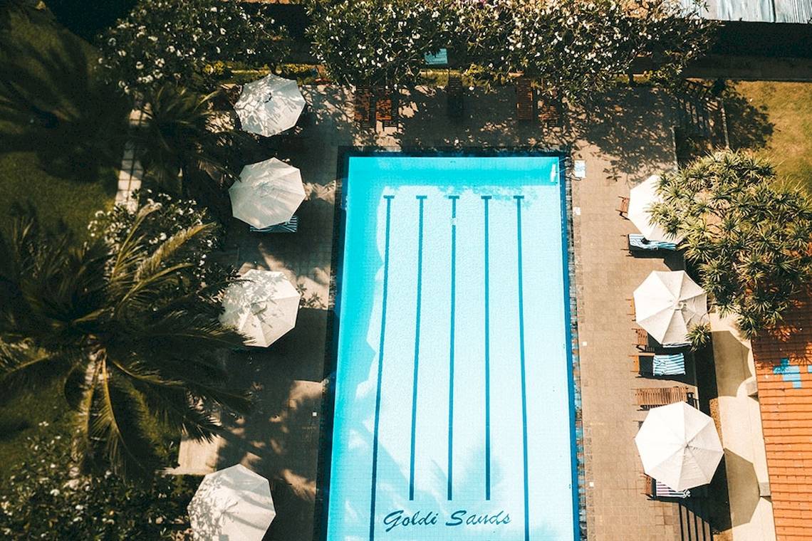 Luftaufnahme des Swimmingpools und der Terrasse des Goldi Sands Hotels