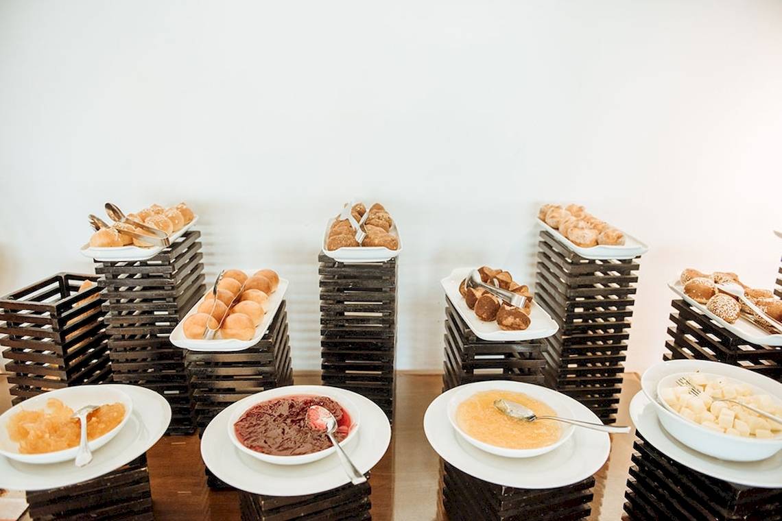 Frühstücksbuffet im Goldi Sands Hotel mit verschiedenen Gerichten auf Platten.