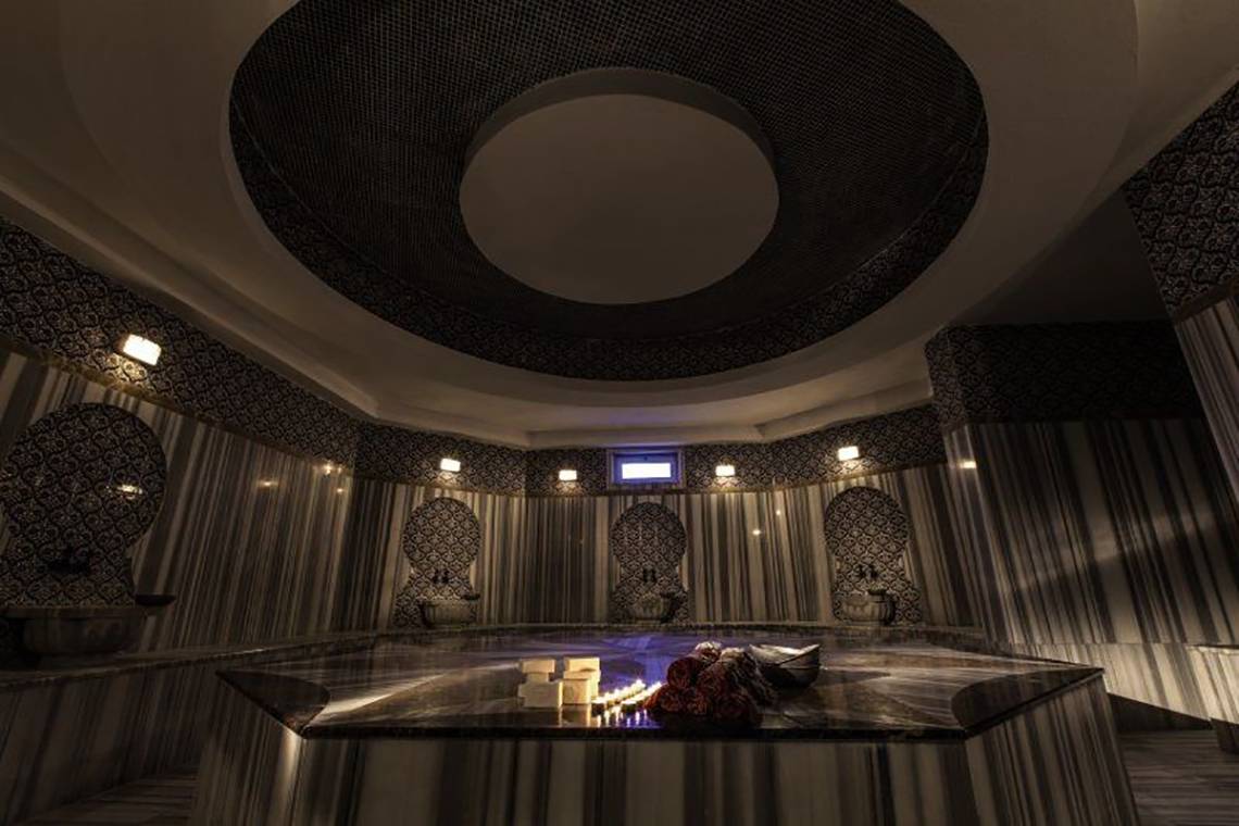Innenbereich der Sauna im Adalya Bliss Hotel mit Marmorboden und dekorativen Elementen.