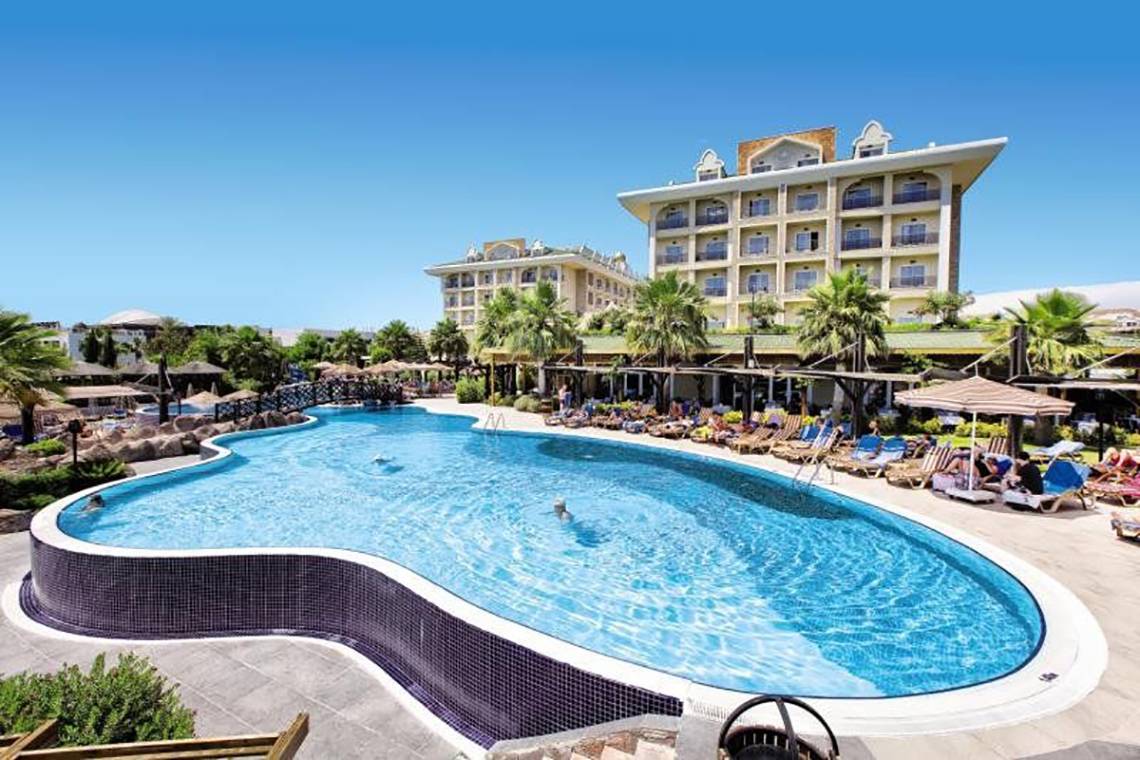 Außenpool des Adalya Bliss Hotels mit Sonnenliegen und Palmen
