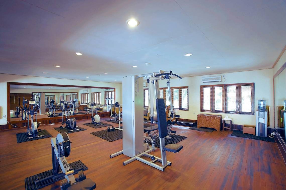 Fitnesscenter im Filitheyo Island Resort mit Cardiogeräten und Kraftmaschinen.
