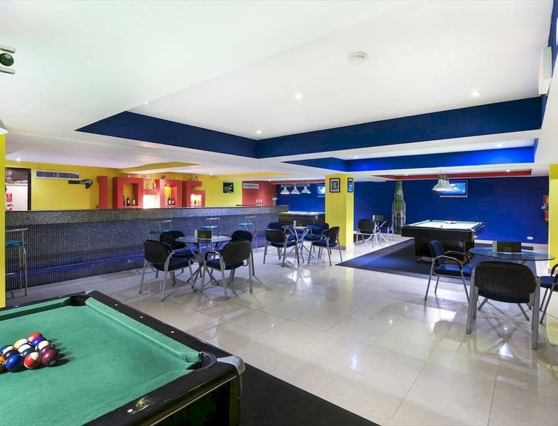 Spielzimmer im Occidental Caribe Hotel mit Pooltischen, Bar und Sitzgelegenheiten.