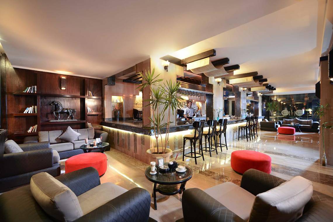 Lobby des Beach Albatros Resorts mit Bar, Sofas und einem Barkeeper.