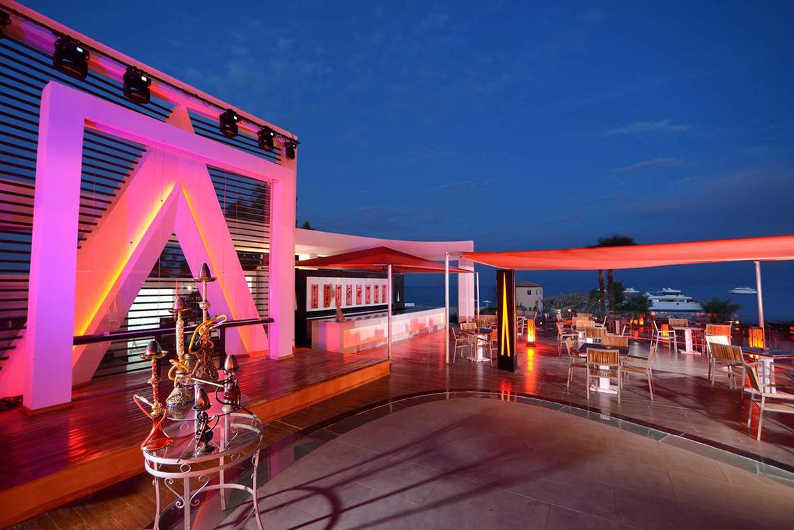 Abendterrasse im Beach Albatros Resort mit pinken und roten Beleuchtung.