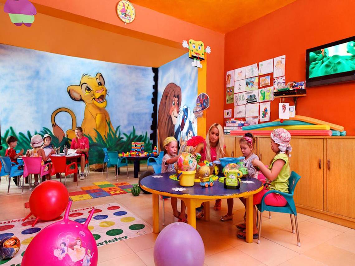 Kinderzimmer im Beach Albatros Resort mit bunten Wandmalereien und Spielzeug.
