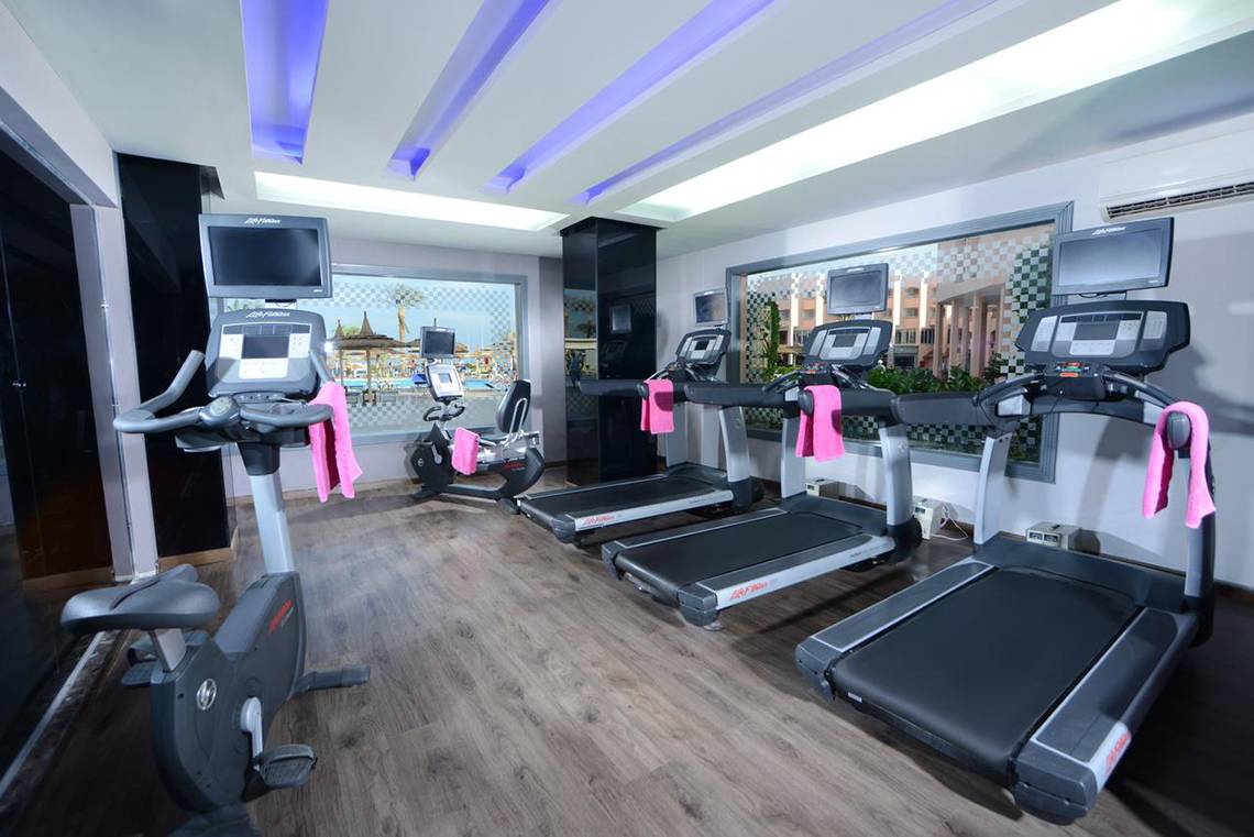 Fitnessraum mit mehreren Laufbändern und einem Fahrrad im Beach Albatros Resort.