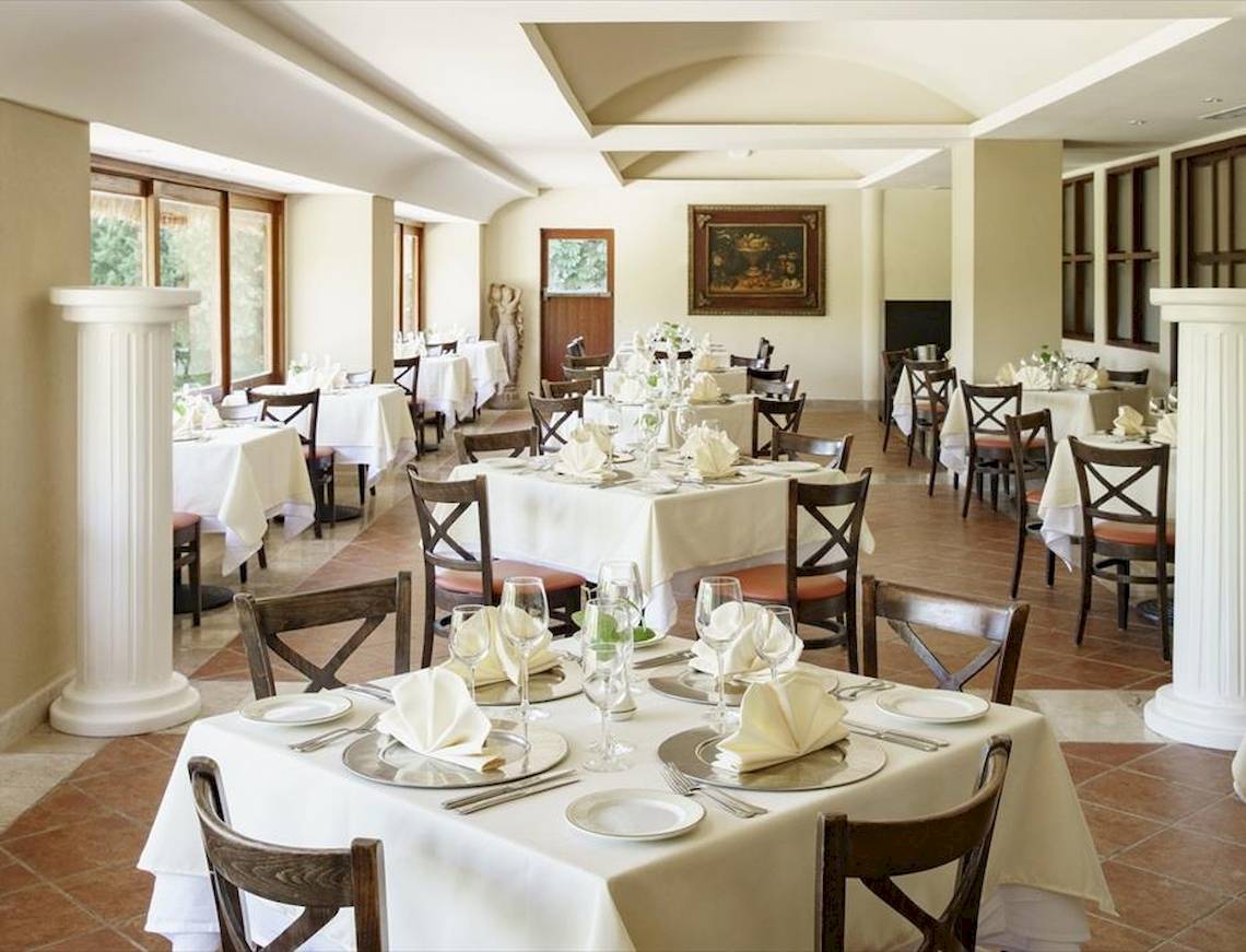 Allegro Playacar Hotel Restaurant Innenbereich mit gedeckten Tischen und Stühlen.