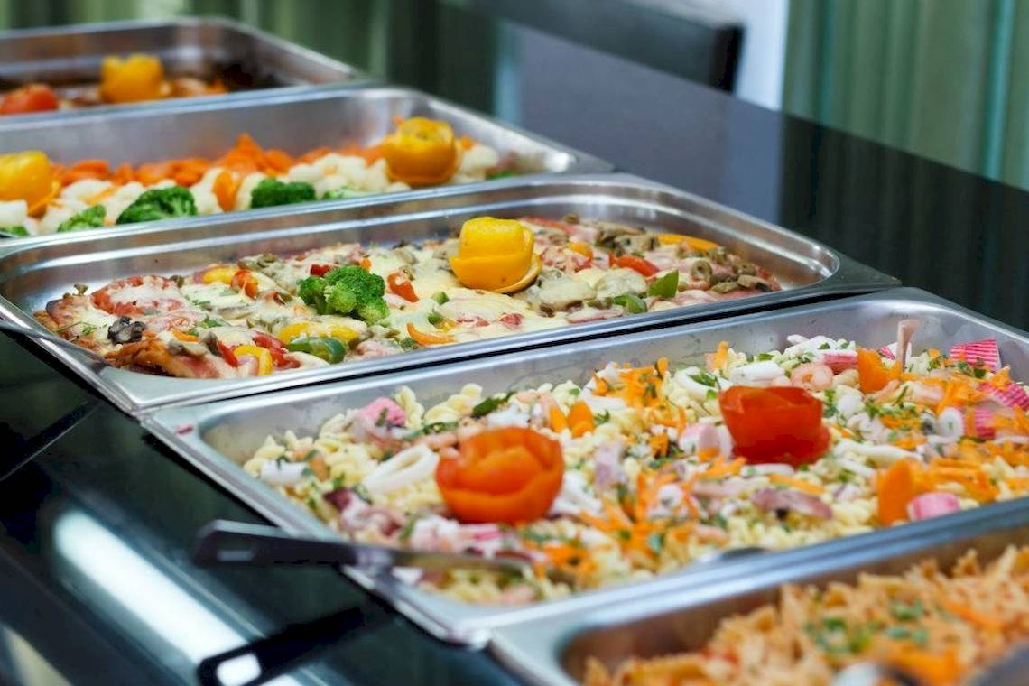Vier Buffetschaalen mit verschiedenen Gerichten im Arion Hotel Samos