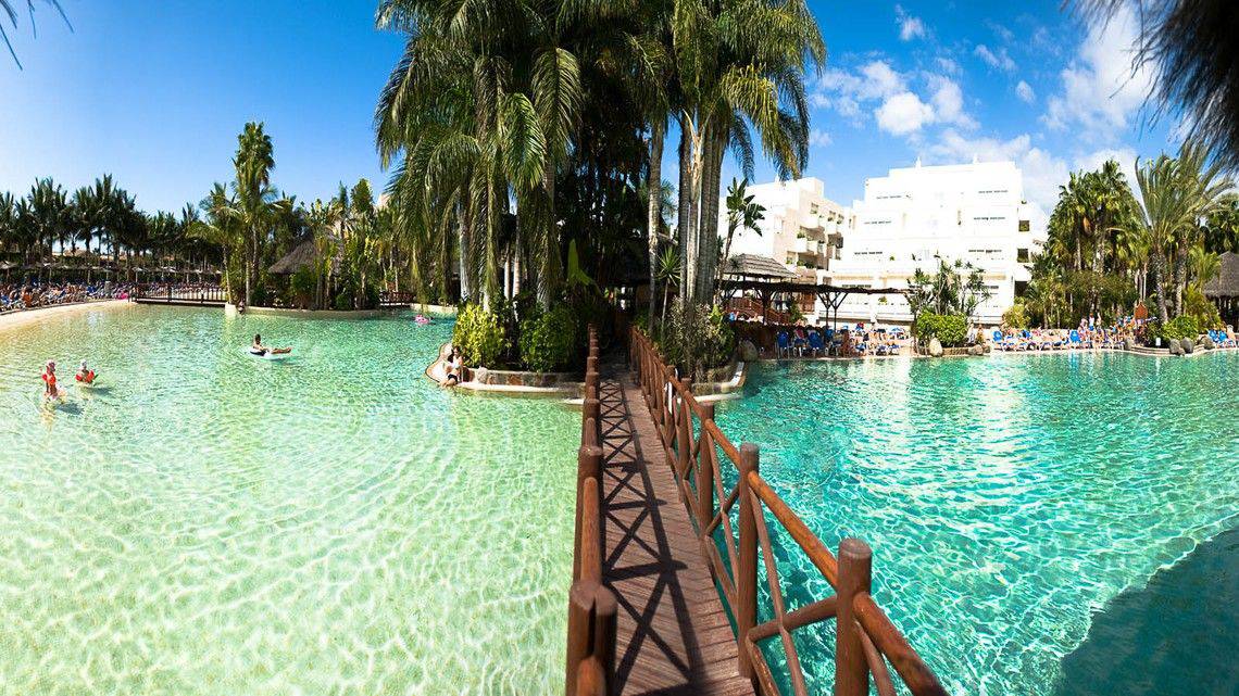 Außenpoolbereich des Maspalomas Princess Hotels mit Palmen und blauem Himmel