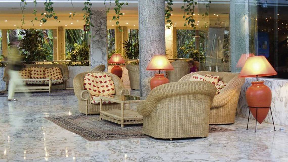 Lobby des Maspalomas Princess Hotels mit Korbsofas, Lampen und Marmorboden.