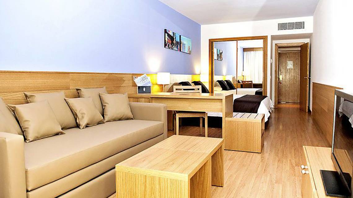 Hotelzimmer des Maspalomas Princess mit Sofa, Schreibtisch und Fernseher.