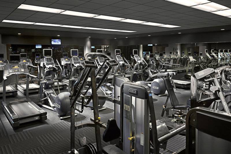 Fitnesscenter im Mirage Hotel & Casino mit vielen Laufbändern und Kraftgeräten.