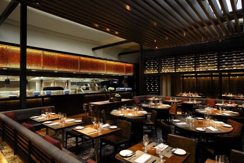 Das elegante Innenleben des Mirage Hotel & Casino zeigt eine geräumige und gut beleuchtete Essenshalle.