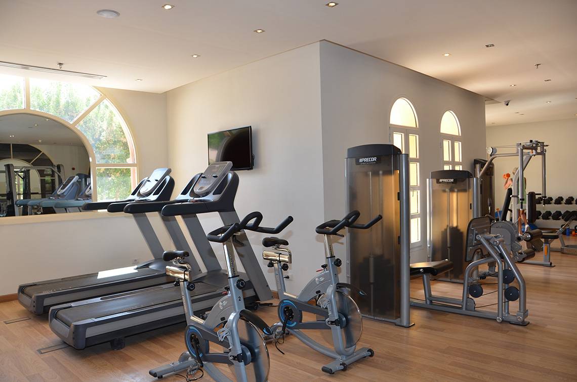 Fitnessstudio im Drei Ecken Ocean View Hotel mit Laufbändern und Trainingsgeräten.