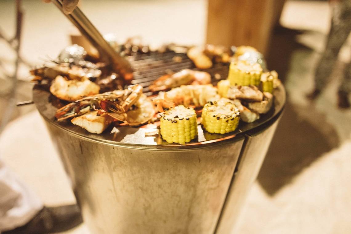 Grill mit Meeresfrüchten und Mais im Drift Thelu Veliga Retreat.