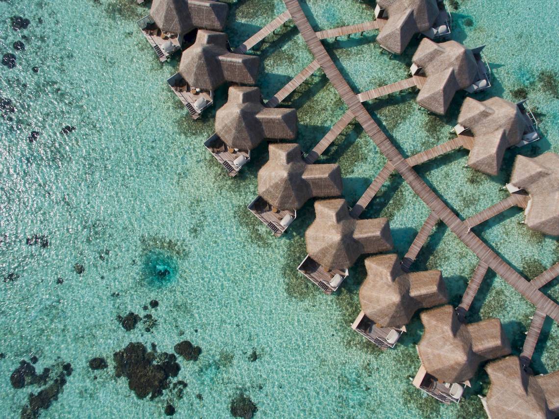 Luftaufnahme des Drift Thelu Veliga Retreat mit Wasservillen im Meer