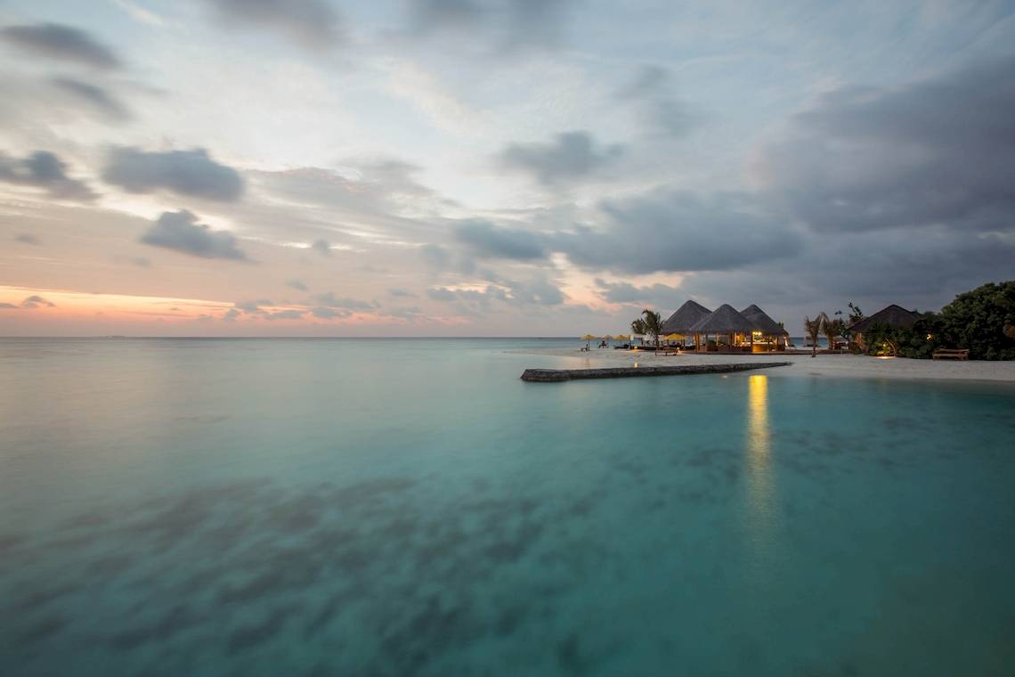 Der Drift Thelu Veliga Retreat Strand bei Sonnenuntergang