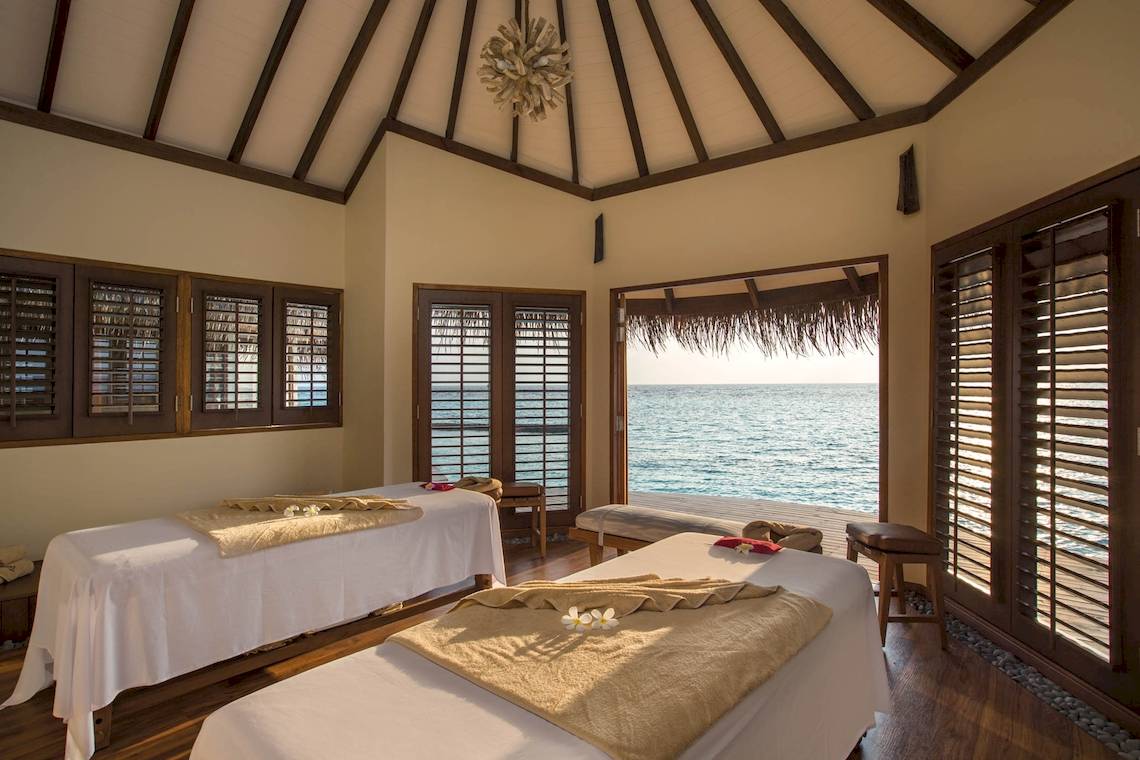 Massageraum im Drift Thelu Veliga Retreat mit Blick auf das Meer.