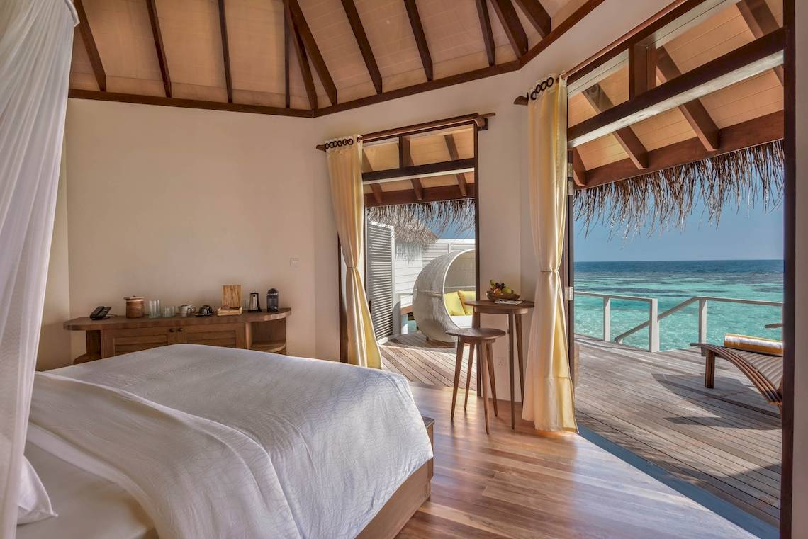Innenansicht einer Suite im Drift Thelu Veliga Retreat mit Blick auf das Meer.