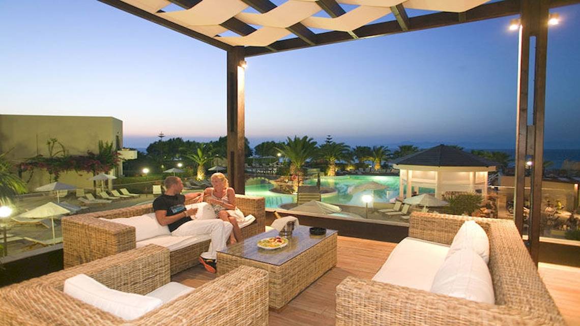 Paar auf der Terrasse des D'Andrea Mare Beach Hotels mit Blick auf den Pool