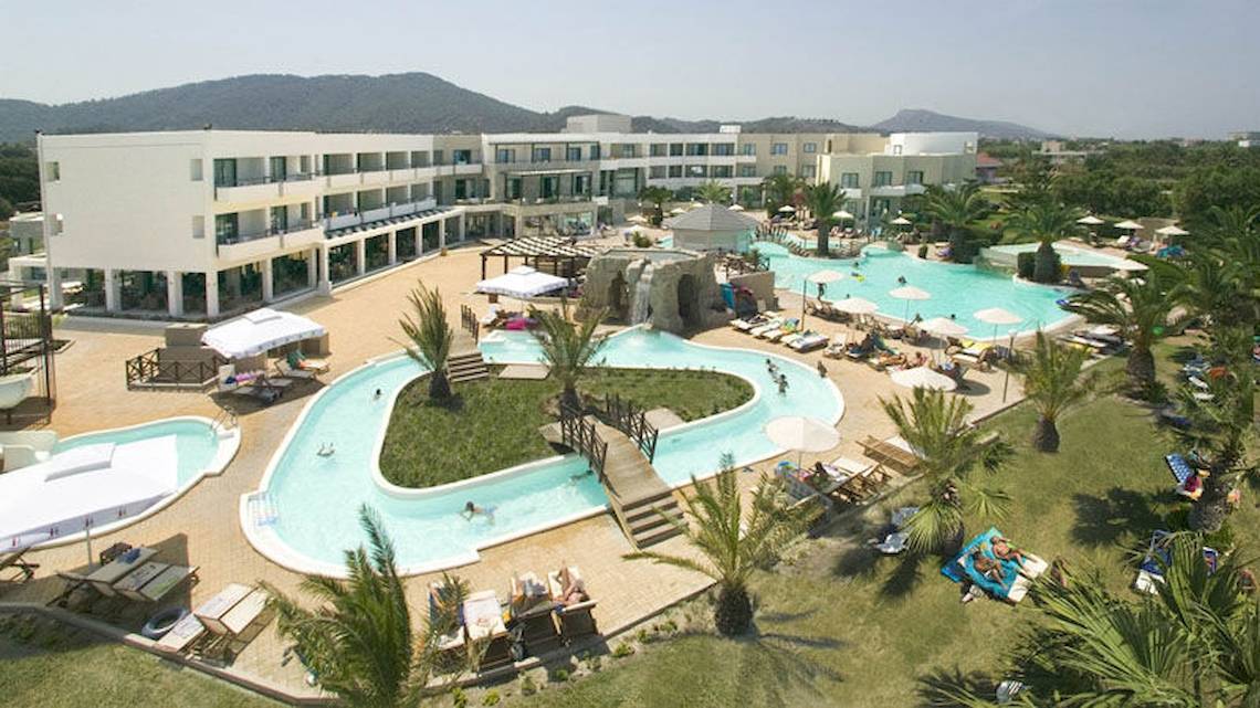 Luftaufnahme des D'Andrea Mare Beach Hotels mit Swimmingpool und Liegebereich.