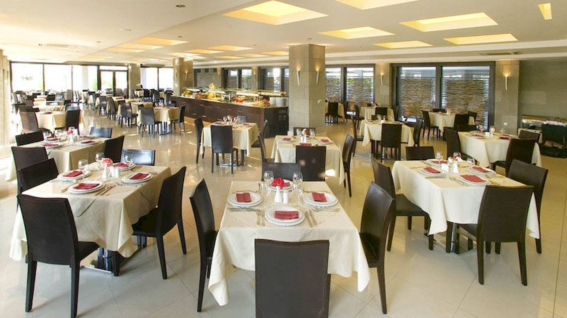 Restaurant im D'Andrea Mare Beach Hotel mit gedeckten Tischen und Stühlen.