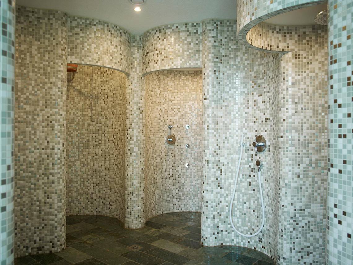 Suitenbad mit mosaikverkleideter Wand und Dusche, Sunrise Pearl Hotel & Spa
