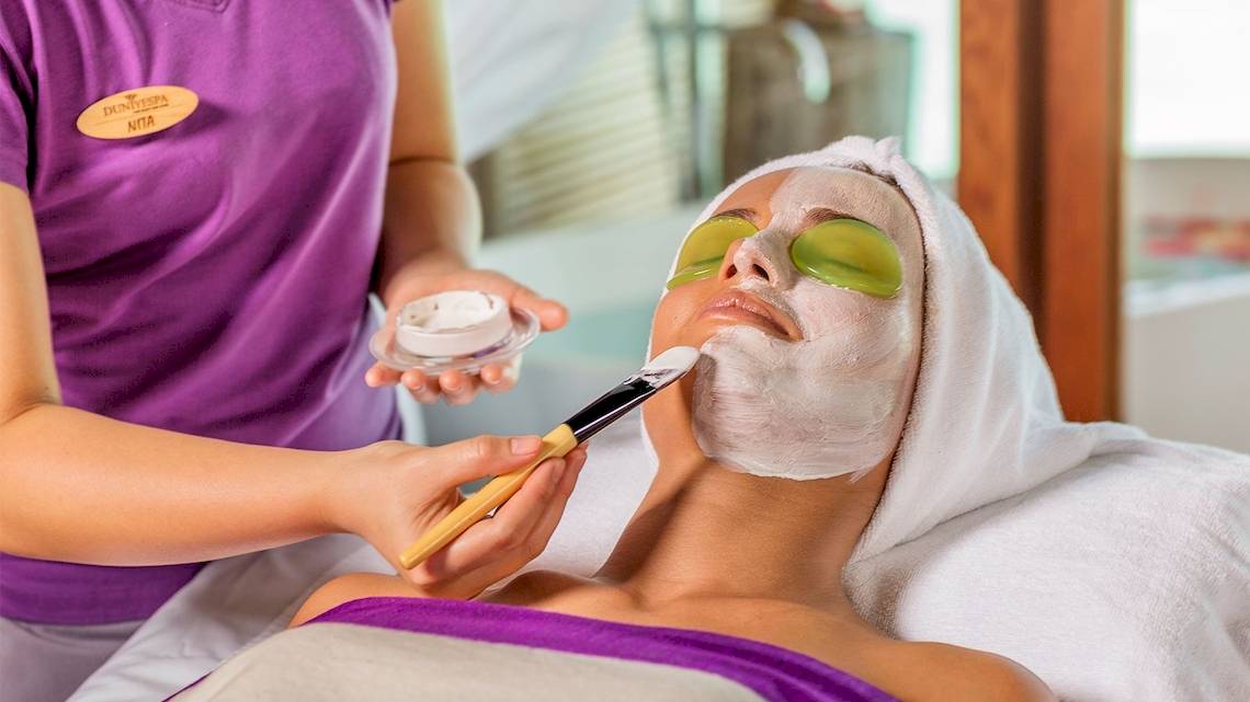 Frau im Hurawalhi Island Resort Spa wird mit einer Gesichtsmaske behandelt.